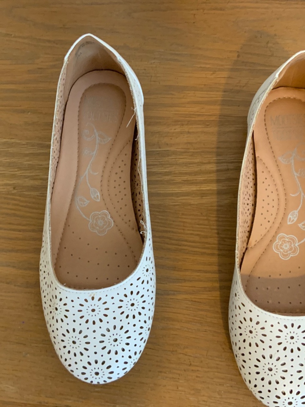 White flat shoes - Picture 3 of 4